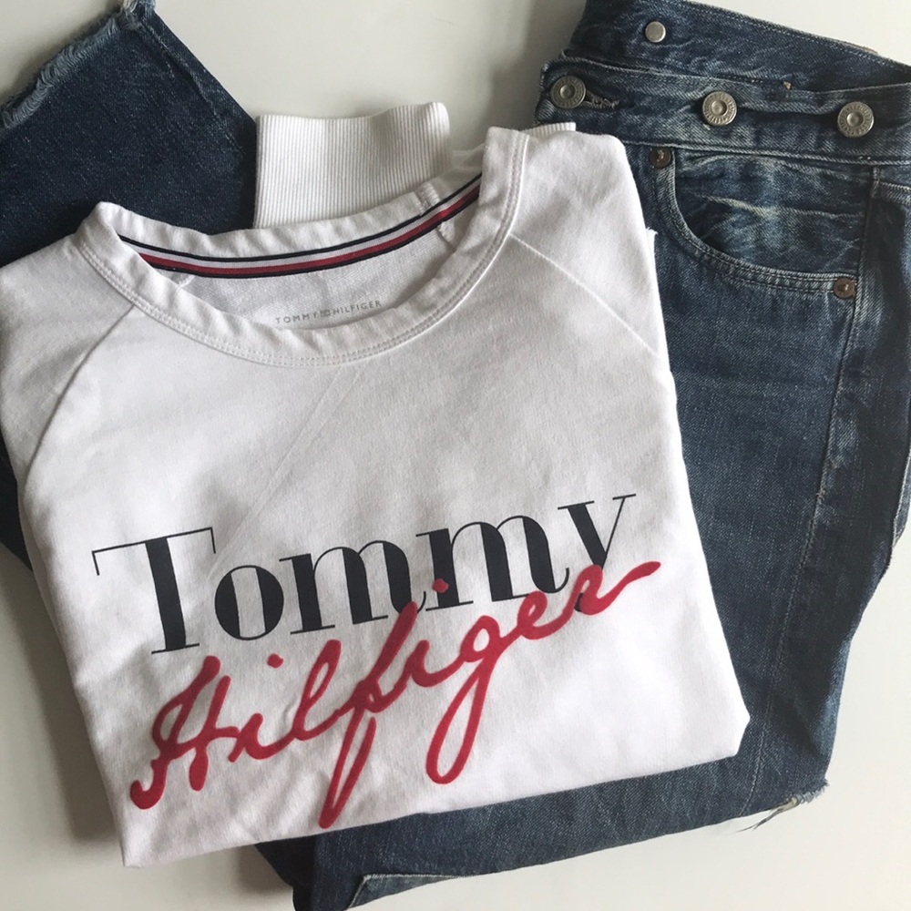 TOMMY HILFIGER Sweatshirt. EUC. Size M